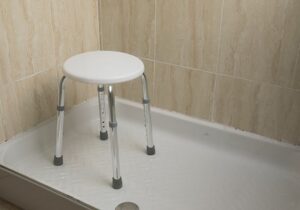Beneficios de las sillas y los taburetes para el baño