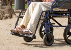 La importancia de los reposapiés en las sillas de ruedas