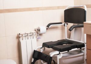 Silla de inodoro con ruedas y reposapiés para personas con movilidad reducida