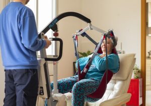 ¿Cómo usar una grúa de bipedestación para sacarle el máximo rendimiento?