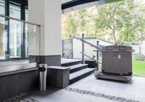 ¿De qué debe disponer un hotel adaptado para personas con movilidad reducida?