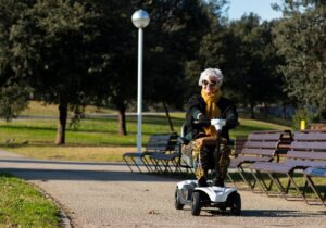 Normativa de uso de una scooter para personas con discapacidad y mayores