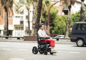 Personas con movilidad reducida pensando en ahorrar en el consumo eléctrico