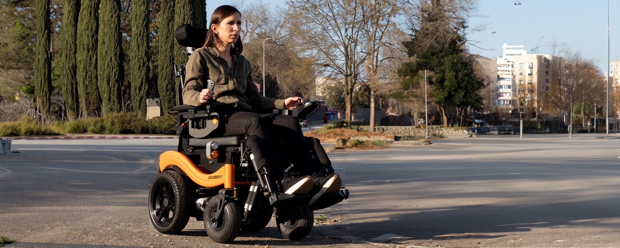 silla-de-ruedas-electrica-calabria-5-totalcare_foto_modelo_video