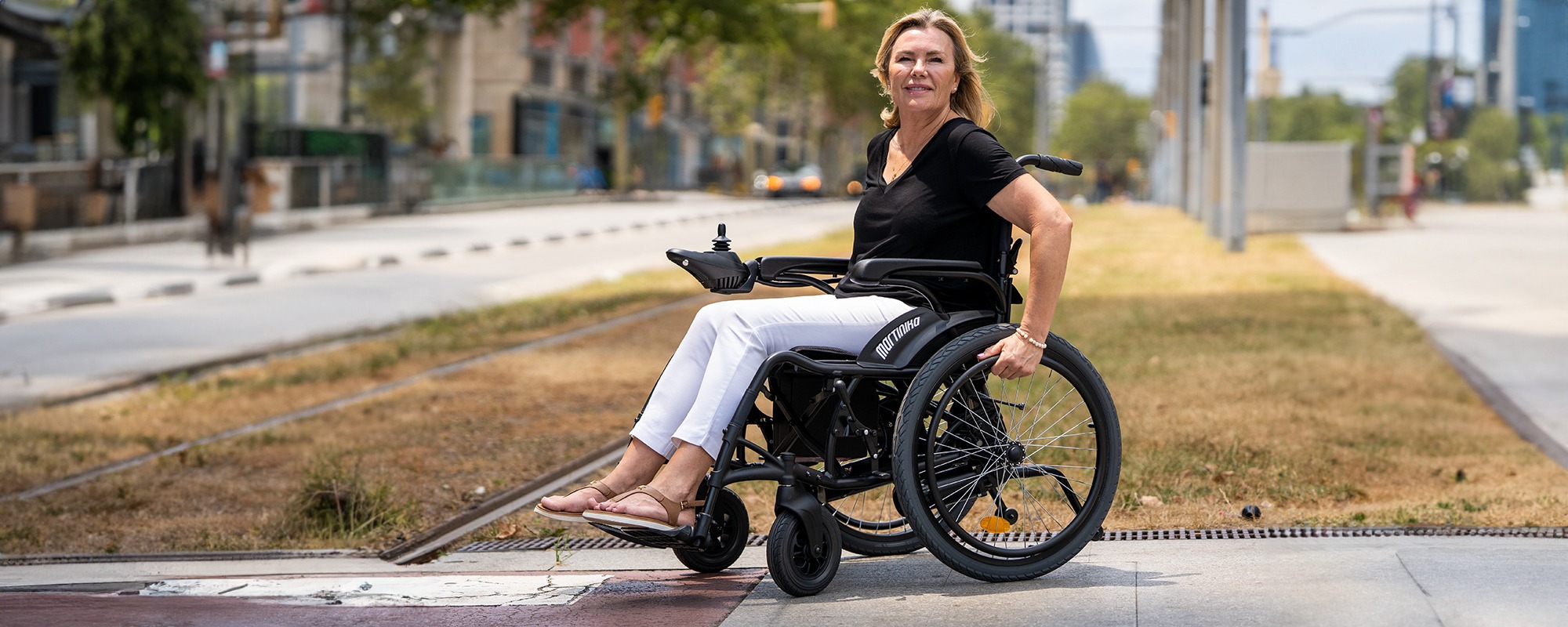 silla-de-ruedas-electrica-martinika-impulse-totalcare_foto_modelo_video