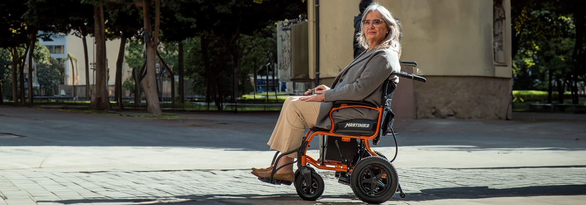 silla-de-ruedas-electrica-martinika-totalcare_foto_modelo-1