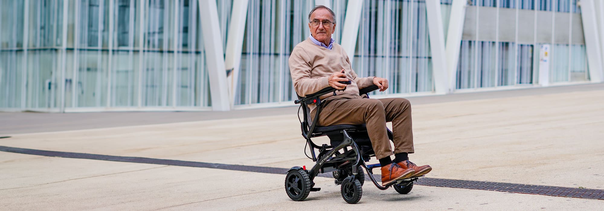 silla-de-ruedas-electrica-fibra-carbon-kittos-carbon-totalcare_foto_modelo_1