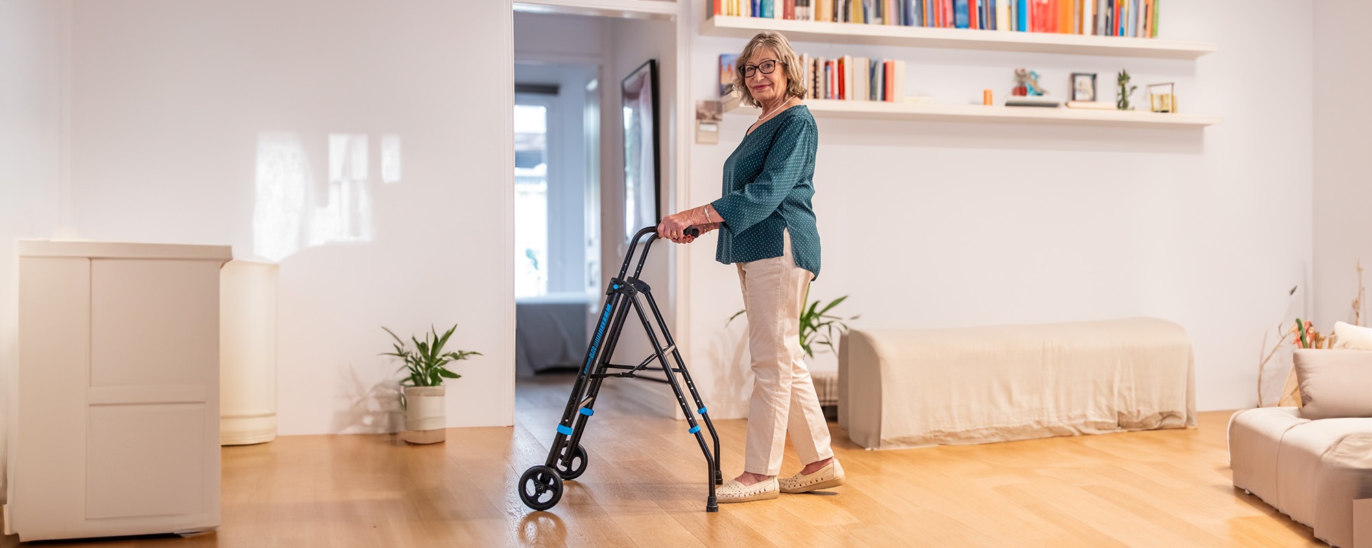 andador-elite-1g-totalcare_foto-modelo-video