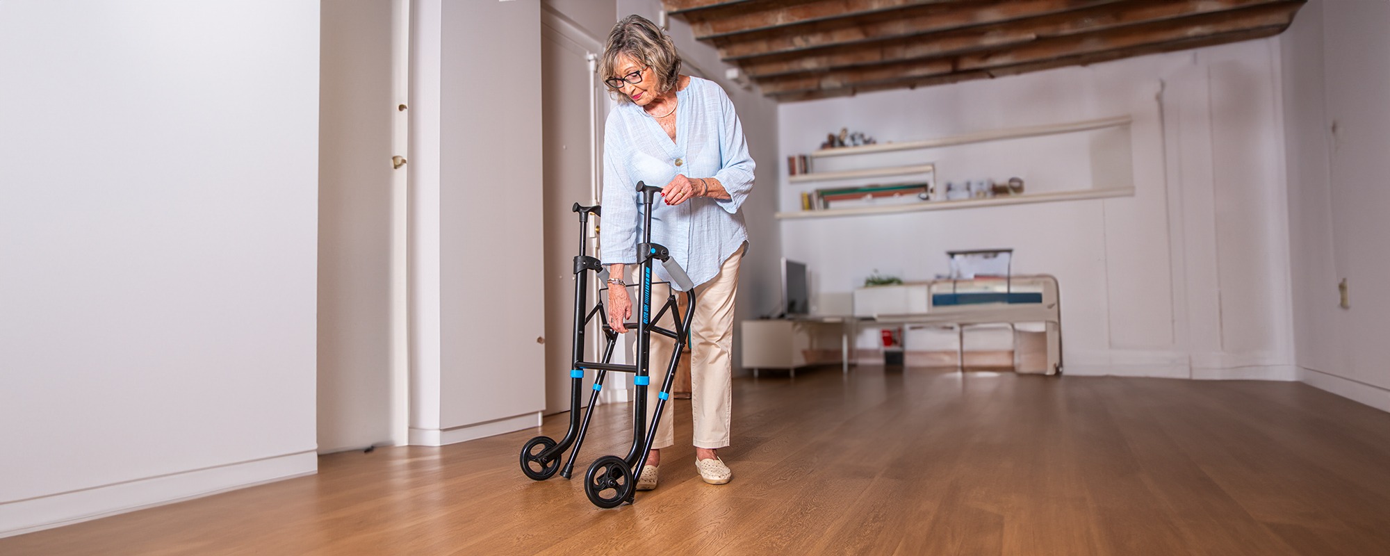 andador-elite-1g-up-totalcare_foto-modelo-video