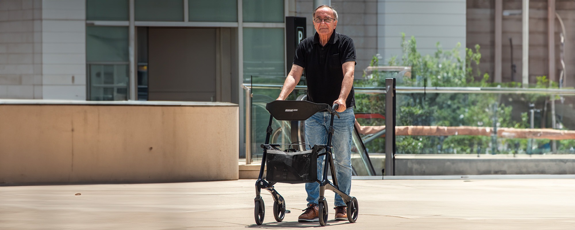 andador-magnum-carbon-totalcare_foto-modelo_videos