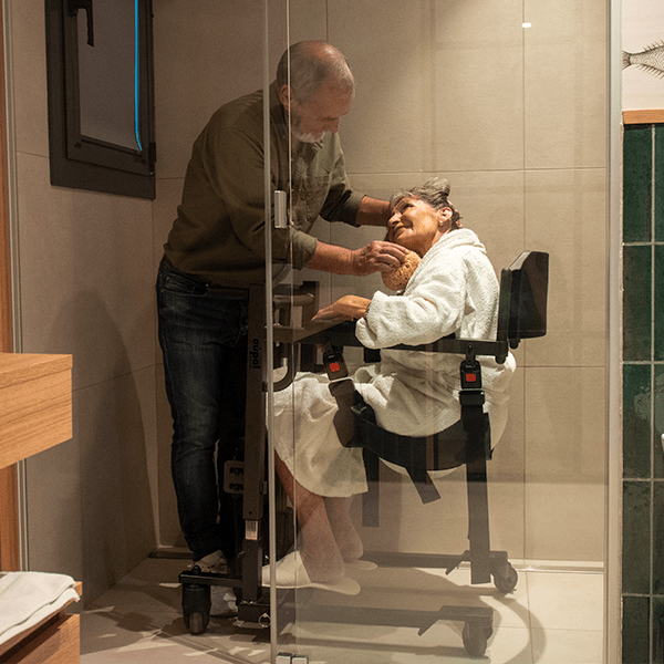 grua-aupa-chair-totalcare_foto_contenido_modelo_transferencia_acceso_ducha